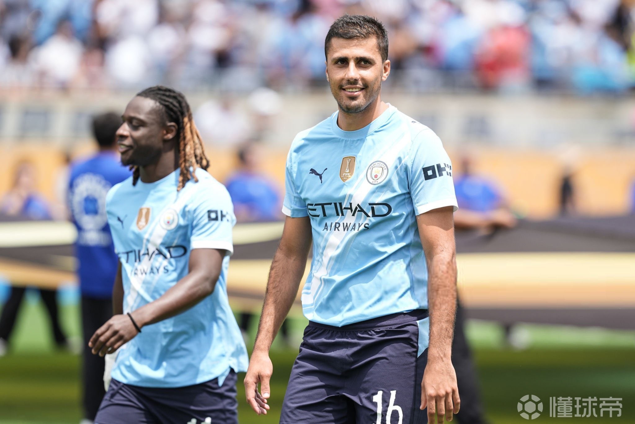 尴尬，一英格兰球迷在阿尔巴尼亚主场被旋转闸门卡住