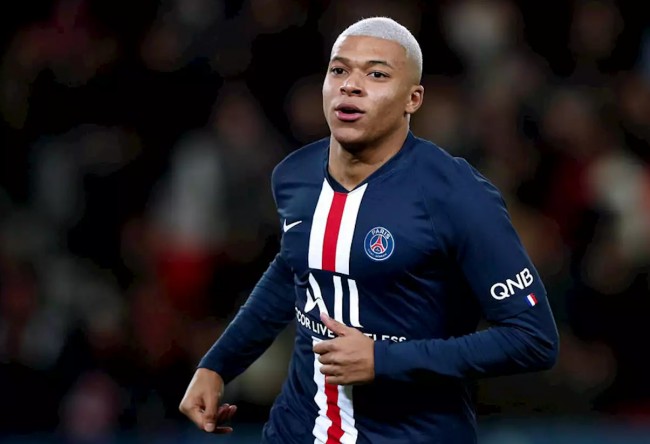 泪目，若塔遗孀被邀请到葡萄牙超级杯现场，全场球迷起立致意