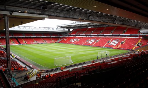 输掉国家德比后，河床球员萨拉斯用拳击打场内拍照的一名人员